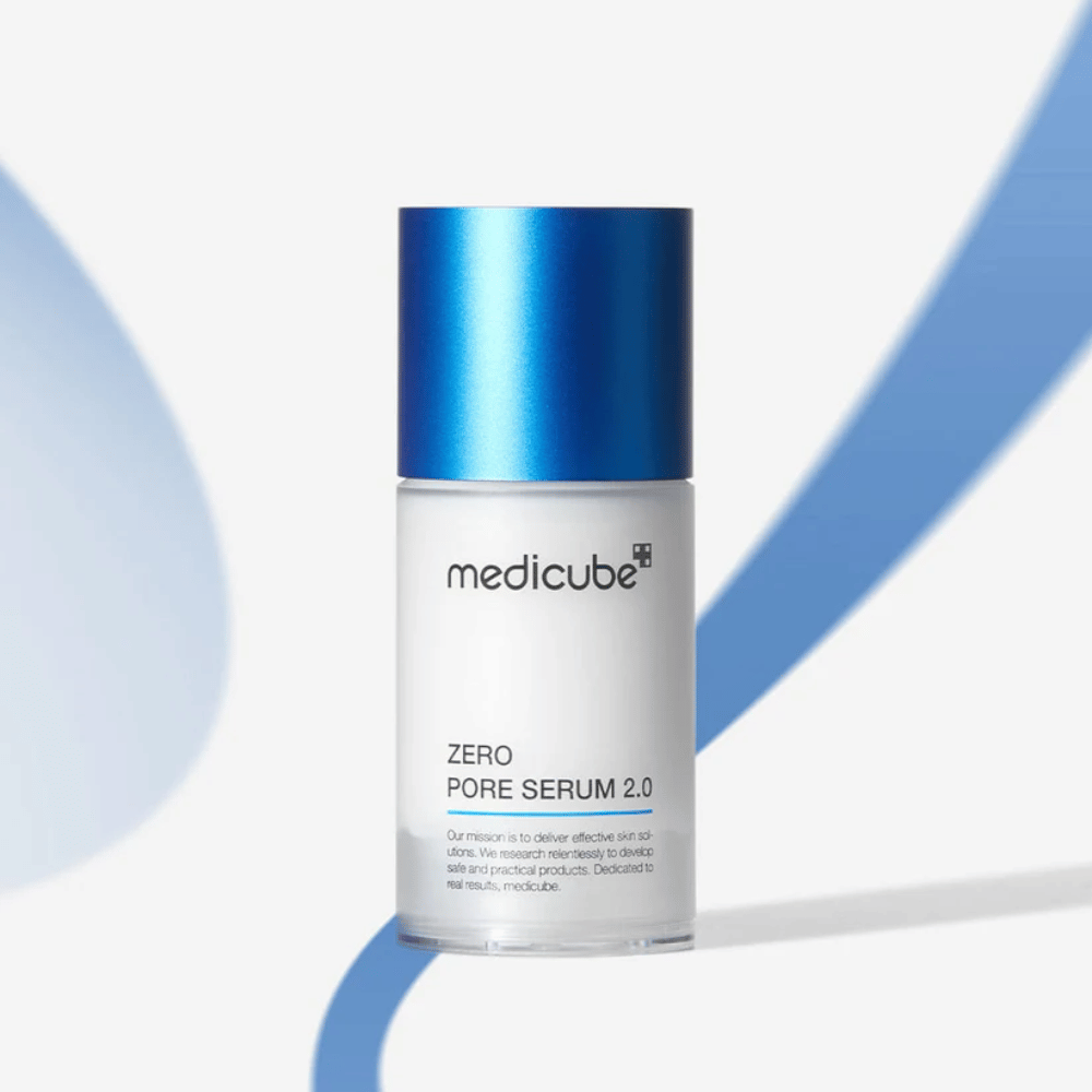Medicube Zero Pore Serum 2.0 em embalagem elegante com tampa azul, um sérum facial eficaz para uma pele mais suave e redução do tamanho dos poros.