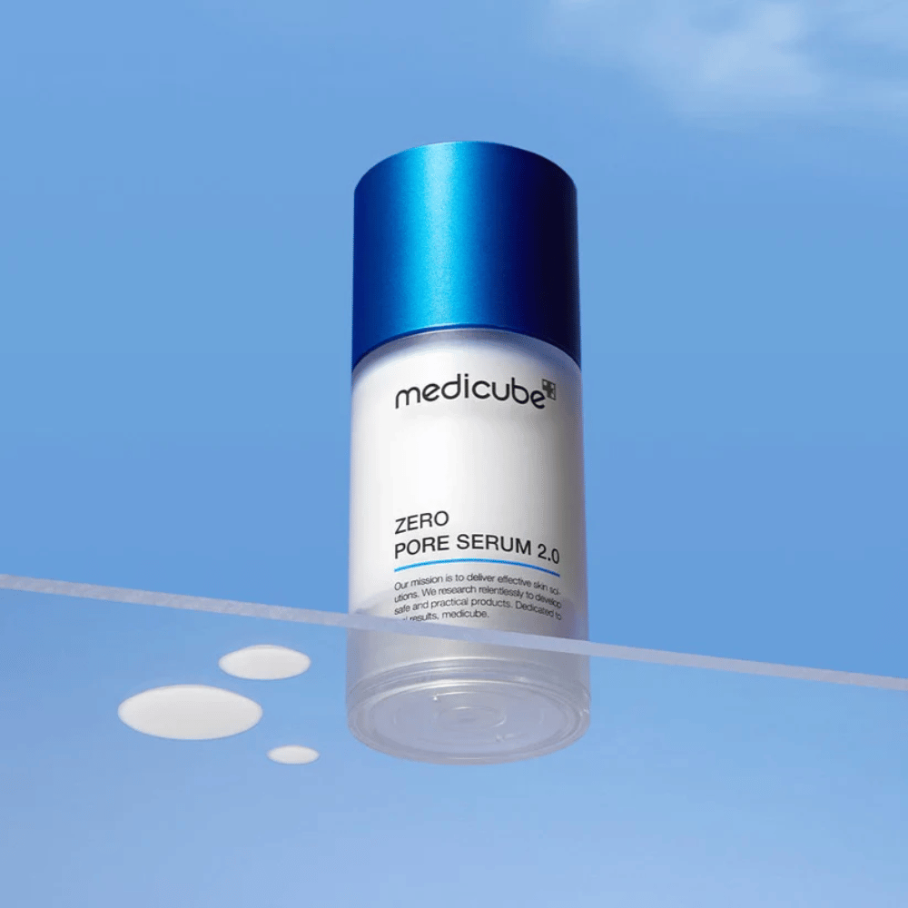 Imagem do produto de Medicube Zero Pore Serum 2.0 contra fundo azul, um sérum redutor de poros desenvolvido para equilibrar a pele e melhorar a textura da pele.