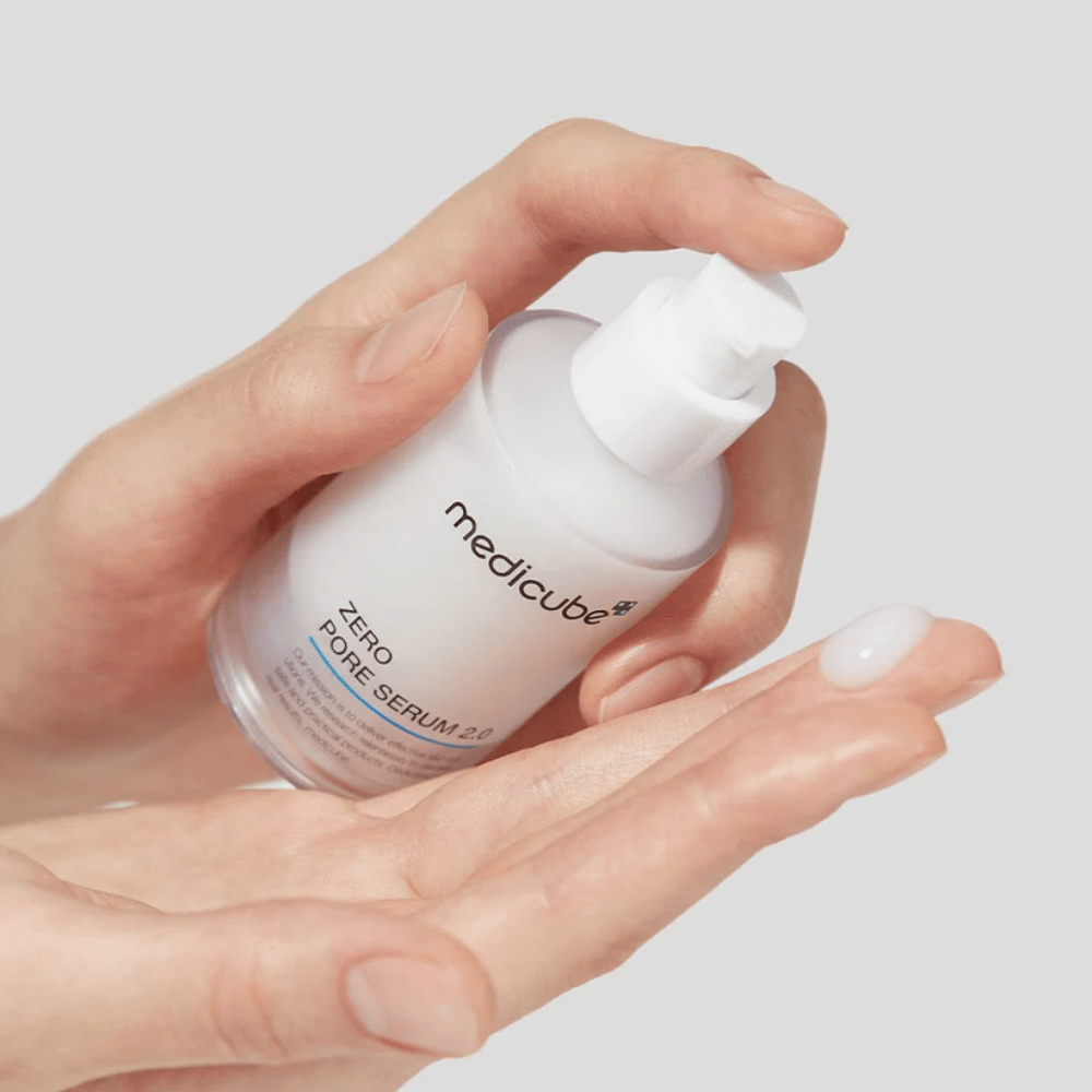 Medicube Zero Pore Serum 2.0 em frasco com bomba dosadora na mão, um sérum leve que é rapidamente absorvido e ajuda a reduzir poros visíveis.