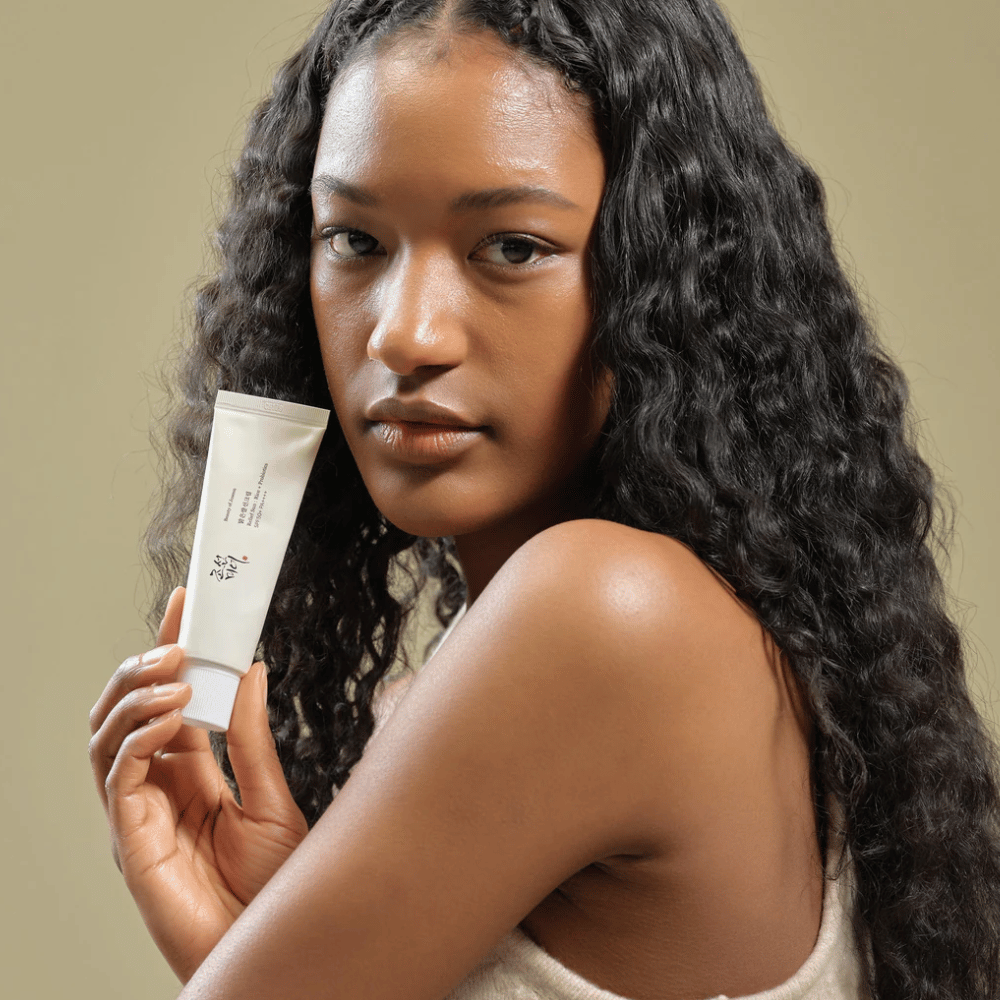 Beauty of Joseon Relief Sun SPF50+ PA++++ 50ml – creme solar coreana com extrato de arroz e probióticos, demonstrada em uso para cuidados naturais com a pele.