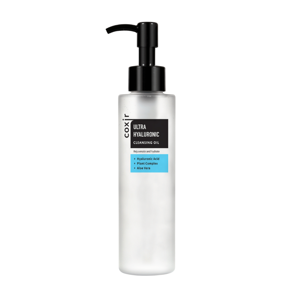 Um frasco de bomba branco com o texto "coxir ULTRA HYALURONIC CLEANSING OIL", contendo ácido hialurônico, complexo vegetal e aloe vera para hidratação e purificação.