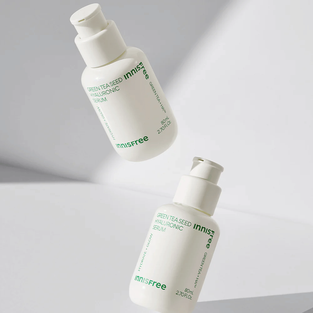 Innisfree Green Tea Seed Hyaluronic Serum frasco de 80ml sobre uma superfície branca.