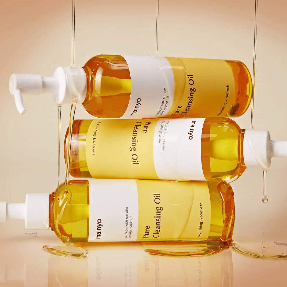 Três garrafas ma:nyo Pure Cleansing Oil 200ml empilhadas para cuidados com a pele e remoção de maquiagem.