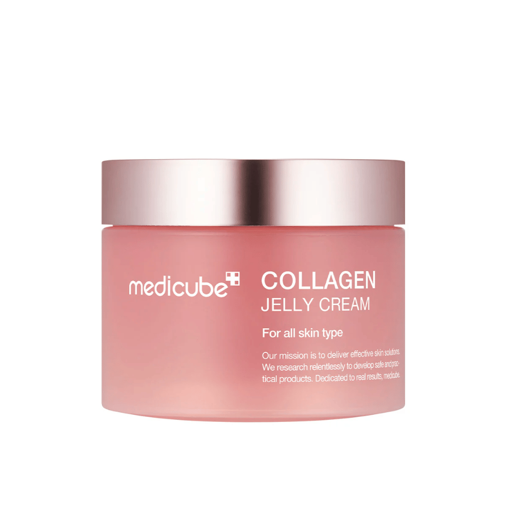 Medicube Collagen Jelly Cream em um pote rosa com uma tampa de prata. O produto é projetado para todos os tipos de pele e promete cuidados eficazes com a pele, com foco no colágeno para melhorar a elasticidade e hidratação da pele.