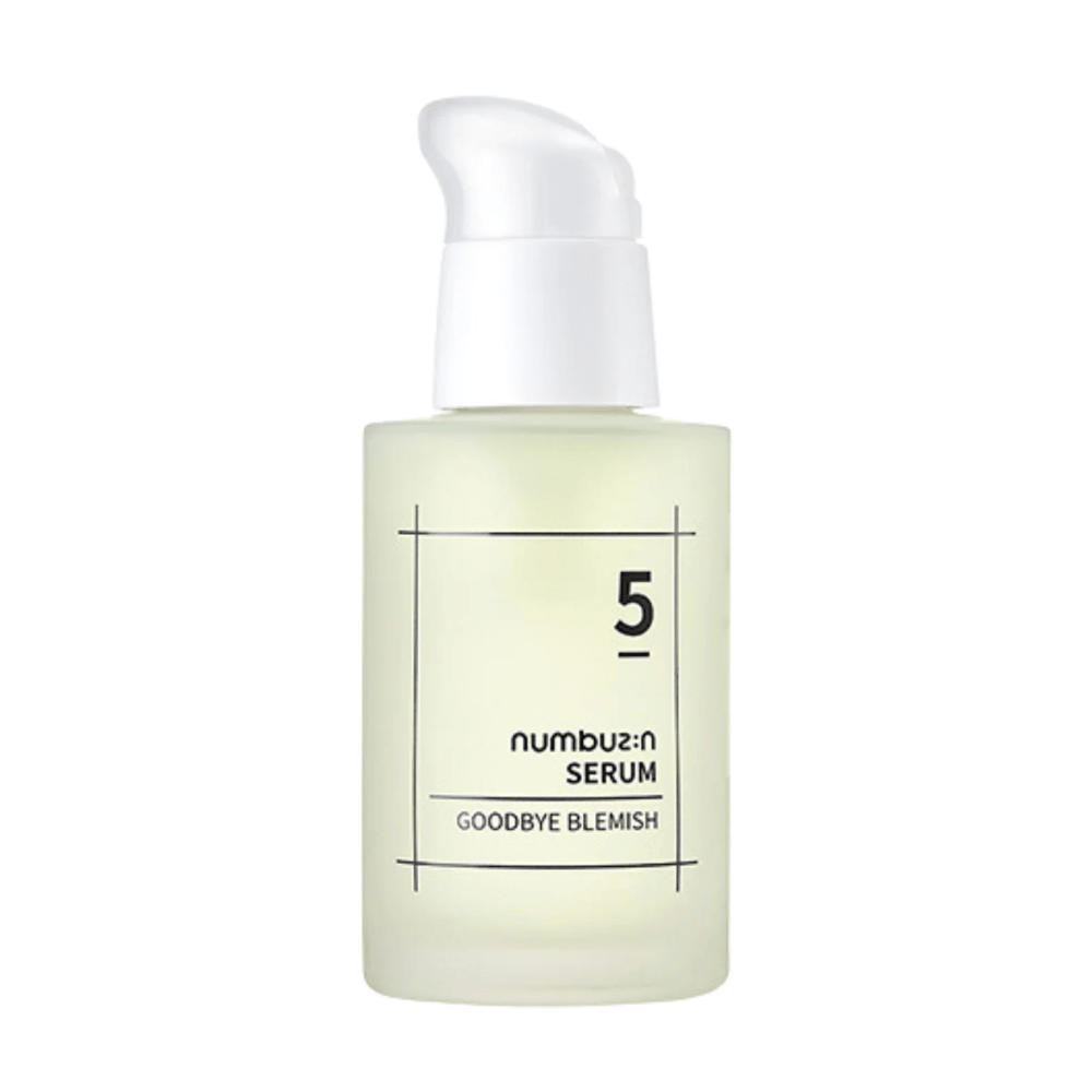 Uma garrafa No.5 Goodbye Blemish Serum 50ml de numbuzin em fundo branco.