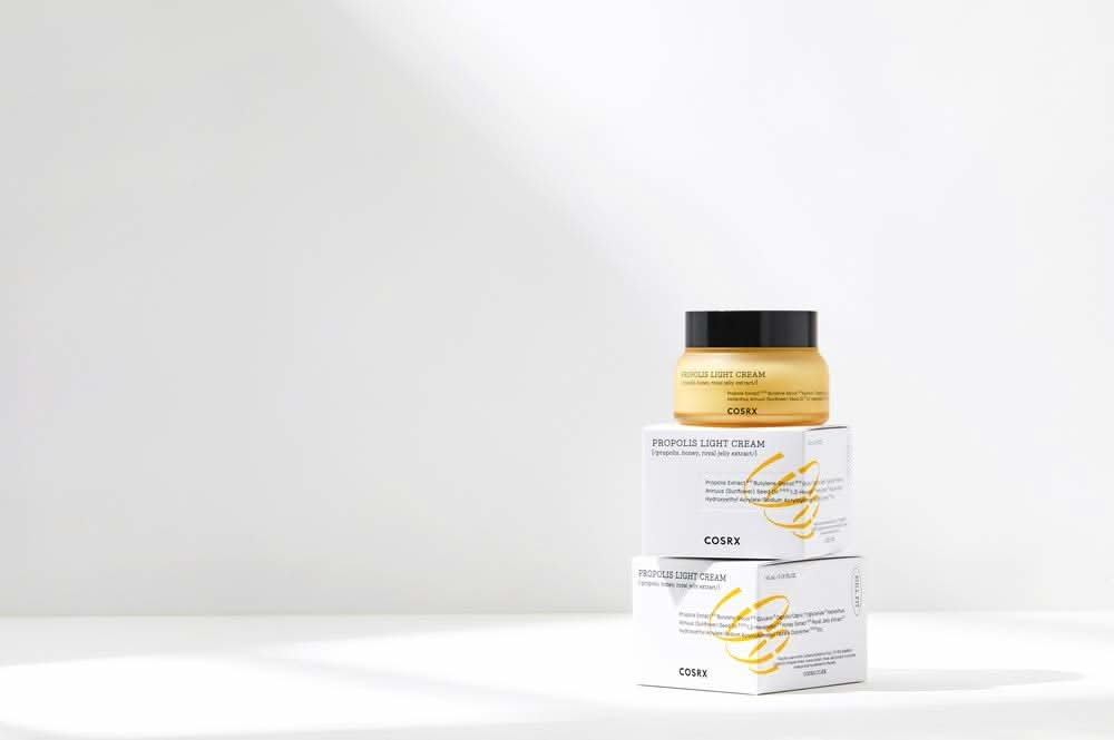 Um maço de COSRX Full Fit Propolis Light Cream caixas de 65 ml.