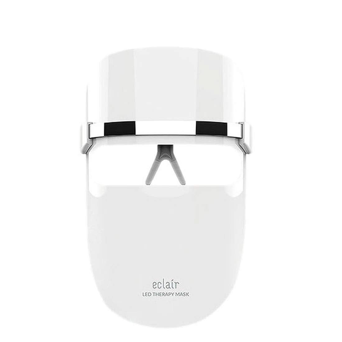 Um ECLAIR LED Therapy Mask em fundo branco com melhorias de pele.
