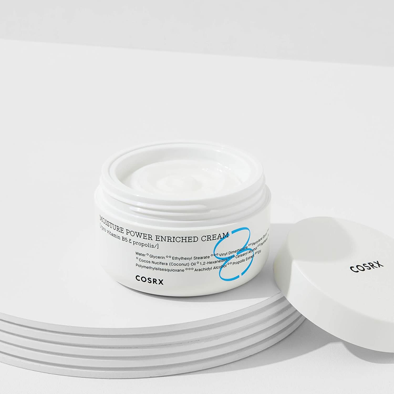 Um frasco COSRX Moisture Power Enriched Cream 50ml que está em cima de uma mesa.
