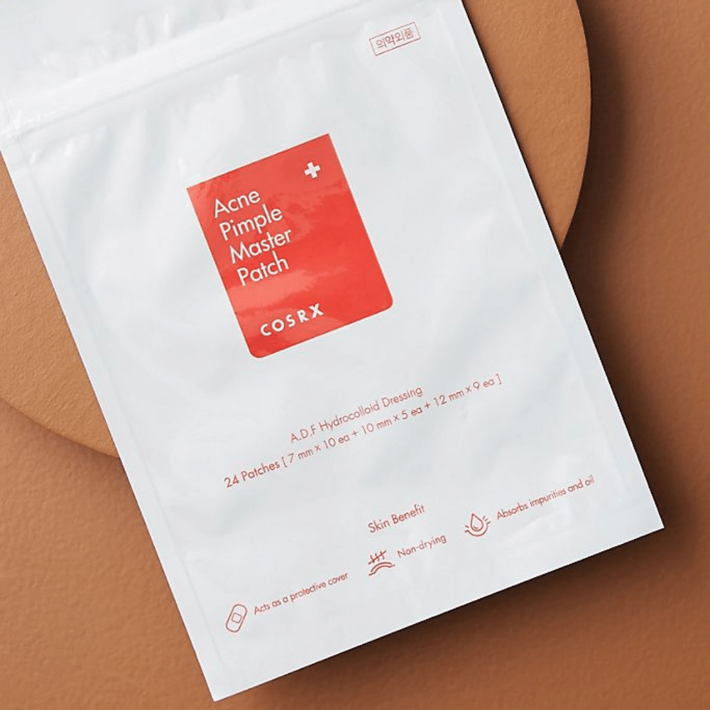 Um pacote COSRX Acne Pimple Master Patch (1pack x 24 adesivos) sobre um fundo marrom, com tecnologia hidrocoloide para tratar acne e espinhas.