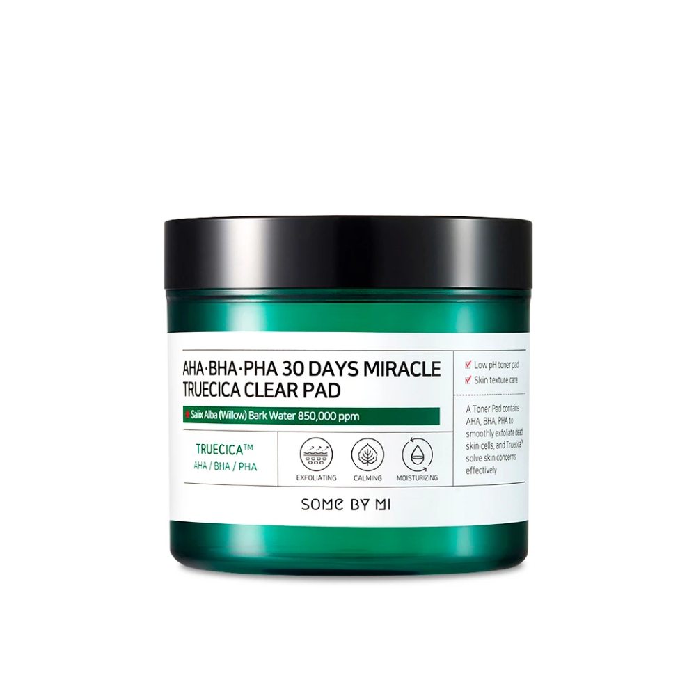 Um recipiente branco com tampa verde cheio de Some By Mi's AHA, BHA, PHA 30 Days Miracle Truecica Clear Pad 70 unidades para combate a surtos de acne.