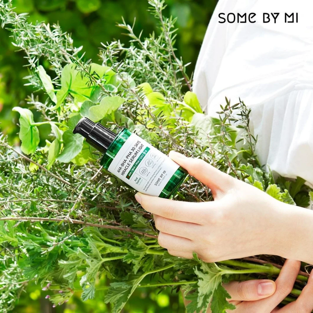 Uma mulher segurando um monte de ervas nas mãos para combater manchas de pigmentação e acne com a ajuda de AHA, BHA, PHA 30 Days Miracle Serum Light 50ml de SOME BY MI.