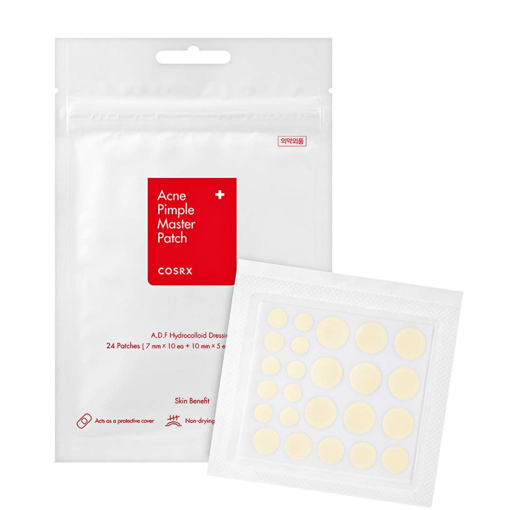 Um pacote branco com uma etiqueta branca, com COSRX Acne Pimple Master Patch (1pack x 24 adesivos) para tratar acne e espinhas com tecnologia hidrocoloide.
