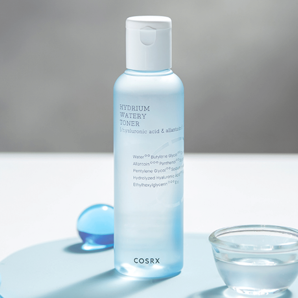 Um COSRX Hydrium Watery Toner 150ml, uma água facial hidratante com ácido hialurônico.