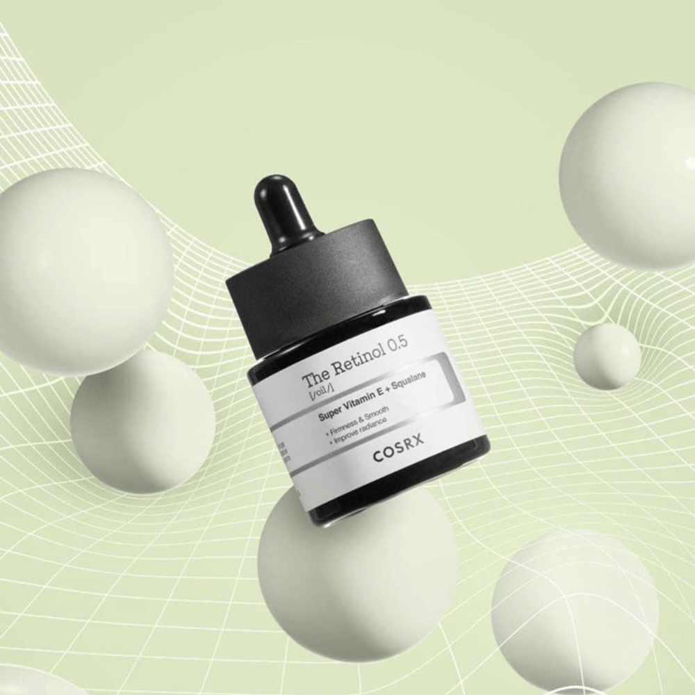 Uma garrafa de COSRX Retinol 0.5 Oil 20ml que promove benefícios anti-envelhecimento sobre um fundo branco.