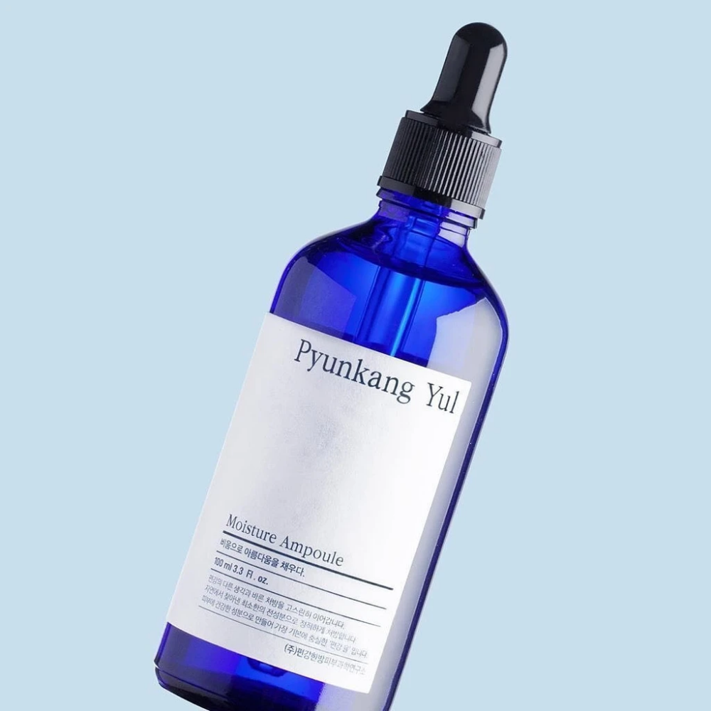 Uma garrafa azul em fundo azul com 100ml de sérum de Pyunkang Yul's Moisture Ampoule.