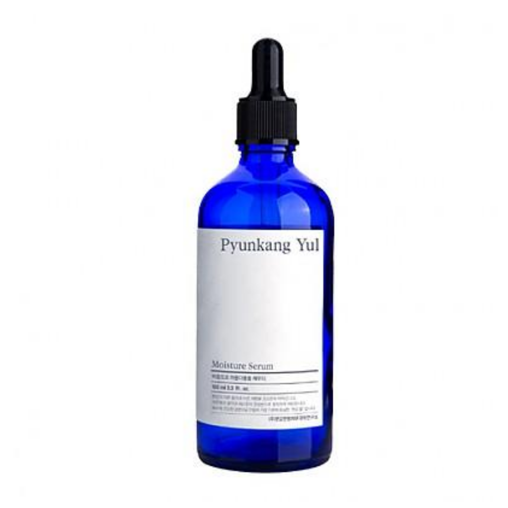 Um Pyunkang Yul Moisture Serum 100ml em um fundo branco que equilibra os níveis de umidade da pele.