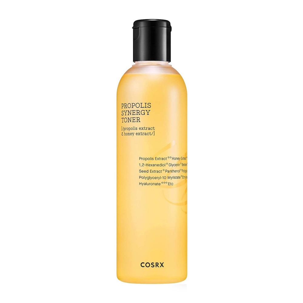 Uma garrafa COSRX Full Fit Propolis Synergy Toner 150ml com efeitos anti-inflamatórios e antibacterianos em fundo branco.
