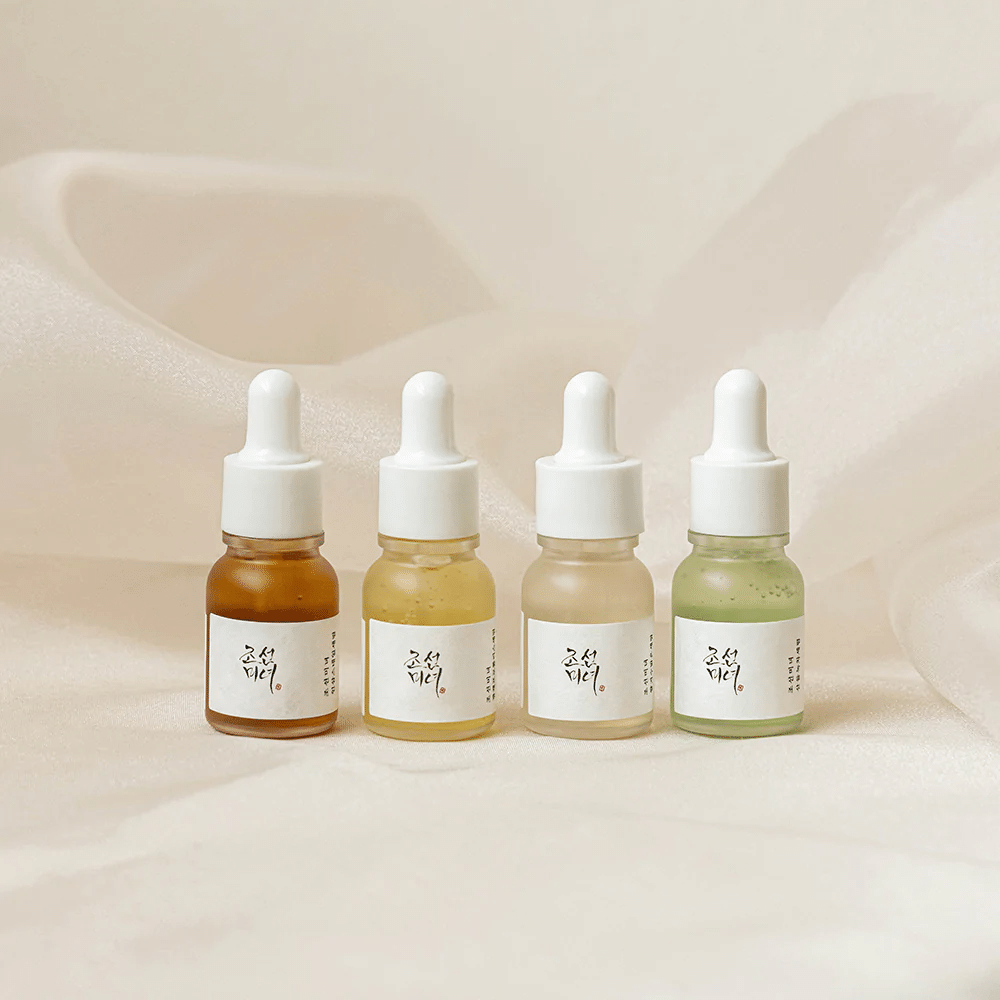 Quatro frascos Beauty of Joseon Hanbang Serum Discovery Kit 4 unid em fundo branco.