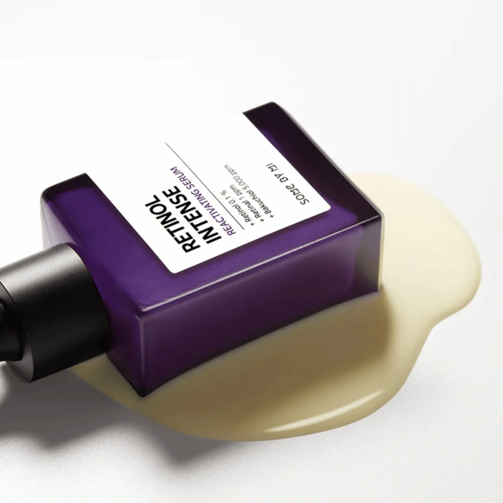 Uma garrafa SOME BY MI Retinol Intense Reactivating Serum 30ml que está em cima de uma superfície branca.
