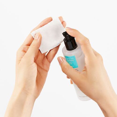 Uma mão mostrando o uso de COSRX Two In One Poreless Power Liquid 100ml para pele oleosa.
