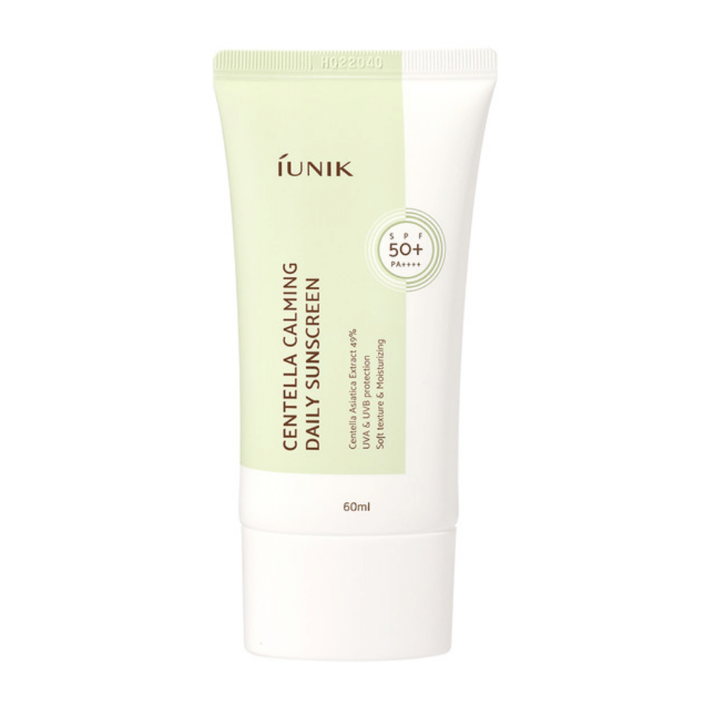 Um tubo iUNIK Centella Calming Daily Sunscreen 60ml com SPF 50+ e proteção contra raios UVA e UVB sobre fundo branco.